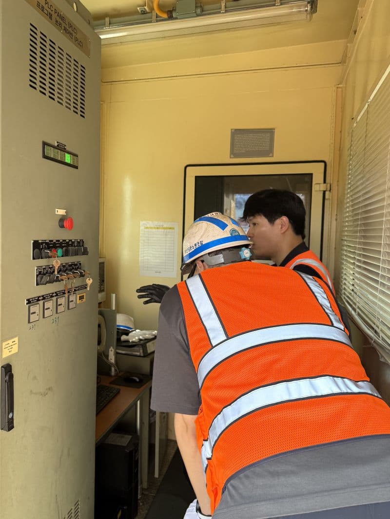 A Deeply team member inspecting equipment with on-site personnel